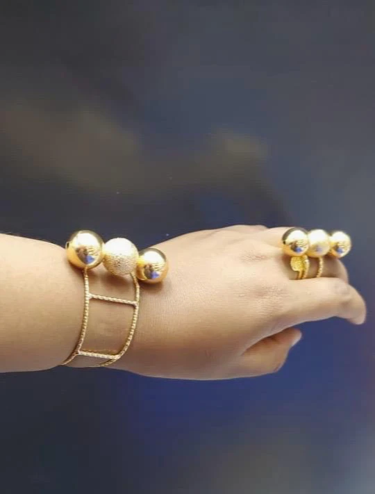 BRACELET