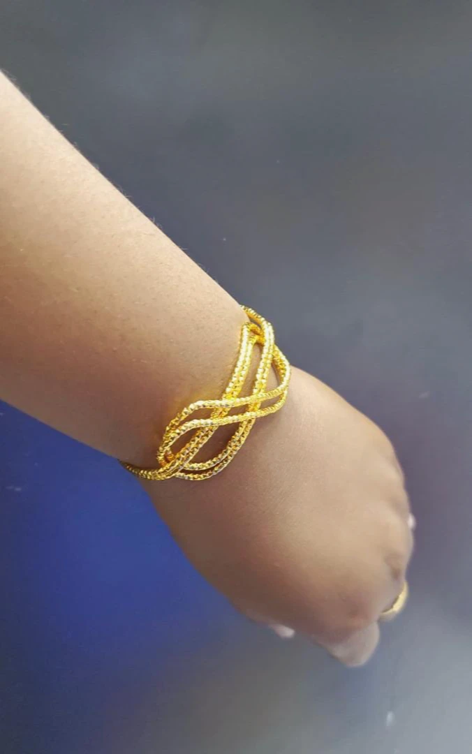 BRACELET